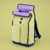 Schulrucksack in Gelb und Lila mit zwei Fronttaschen und Rolltop-Verschluss.