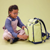 Schulrucksack in Limefarbe, gezeigt mit einem Kind, das eine Seitentasche öffnet.