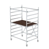 Rollgerüst aus Aluminium mit Plattform und Geländer, für stabilen Stand und Sicherheit.