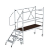 Rollgerüst aus Aluminium mit Klapprahmen, Treppe und Plattform, auf Rollen beweglich.