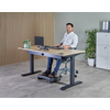 Fellowes® Notebookständer Alumia™ in Silber auf einem Schreibtisch mit Laptop und Stuhl.