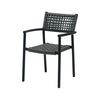Gartenstuhl Ember in Schwarz mit geflochtener Sitzfläche und Armlehnen.