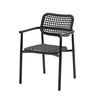 Schwarz geflochtener Gartenstuhl mit Armlehnen auf einem stabilen Metallgestell.