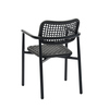 Schwarzer Gartenstuhl mit geflochtener Rückenlehne, seitliche Ansicht.