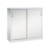 Stahl-Schiebetürenschrank in lichtgrau mit zwei Türen und ergonomischen Bügelgriffen.