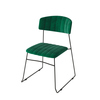 Grüner Veloursstuhl mit gestepptem Sitz und Rückenlehne auf einem schwarzen Metallgestell.