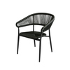 Schwarzer Stuhl mit Aluminiumgestell und wetterfester Polyethylen-Geflecht-Sitzfläche.