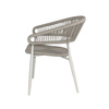 Stuhl mit weißem Aluminiumgestell und wetterfester, sandfarbener Sitzfläche aus Geflecht, seitlich.