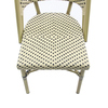 Stapelbarer Bistrostuhl aus Polyrattan in weiß/schwarz mit klassischem Design.
