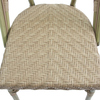 Stuhl aus Polyrattan in Weiß und Pastellgrün mit geflochtenem Sitzmuster.