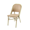Stuhl aus Polyrattan in Weiß und Pastellgrün mit klassischem Design und stapelbarer Bauweise.