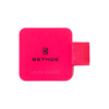 Starker, leuchtend pinkfarbener Stiftehalter mit Textilgummiband und Markenlogo.