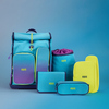 BAGG Schulranzen in Türkis mit violetten und neongelben Akzenten, begleitet von Zubehör.