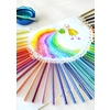 Buntstifte in verschiedenen Farben, angeordnet um ein gemaltes Bild mit Regenbogen und Figuren.