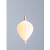 Lampenschirm in Form eines Heißluftballons in sanftem Weiß, hängt von der Decke.