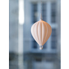 Lampenschirm in Form eines Heißluftballons, hängend mit warmem Licht, vor unscharfem Hintergrund.