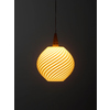 Lampenschirm in wellenförmigem Design, aufgehängt, mit sanftem, warmem Licht.