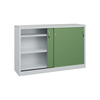 Stahl-Schiebetürenschrank in resedagrün mit zwei offenen Fächern und einer Schiebetür.