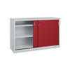 Stahl-Schiebetürenschrank mit roter Tür, zwei Regalen und einer Abdeckplatte.