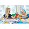 Fasermaler in verschiedenen Farben, auf einem Tisch mit Malvorlagen und Kinderhänden sichtbar.