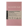 Buchkalender in altrosa mit Aufschrift „EIN GUTER PLAN“ und Informationen auf einem Aufkleber.