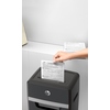 HP Aktenvernichter Pro Shredder 16MC im Einsatz beim Vernichten von Dokumenten.