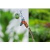 GARDENA 2-Wege-Ventil am Wasserhahn mit zwei Schlauchanschlüssen im Garten.