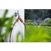 2-Wege-Verteiler mit zwei Schlauchanschlüssen ist an einem Wasserhahn montiert.
