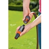 Wasserstop von GARDENA am Schlauchende wird von Hand gewechselt, im Garten befindlich.