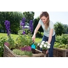 GARDENA Pflanzenkelle wird zum Umtopfen von Blumen in einem Gartenbeet verwendet.