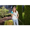 GARDENA Pflanzenkelle mit ergonomischem Griff in einem Garten gehalten.
