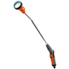 Gießstab mit ergonomischem Griff und Sprühkopf für schonendes Bewässern entfernter Pflanzen.