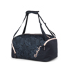 Sporttasche in dunklem Design mit Pflanzenmuster und mehreren Tragegriffen.