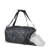 Sporttasche mit grafischem Muster, seitlich offene Tasche für Schuhe und verstellbaren Trageriemen.
