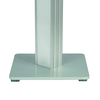 Aluminiumbasierte Stehleuchte mit quadratischem Standfuß und freistehendem Design.