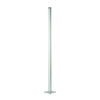 Puristische Stehleuchte aus Aluminium und Stahl mit quadratischem Standfuß, 143,2 cm hoch.