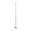Silberne LED-Stehleuchte mit minimalistischer Säule und standfestem Stahlfuß, 113,2 cm hoch.