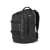 Schulrucksack in Schwarz mit grafischem Design und zwei seitlichen Taschen, seitliche Ansicht.