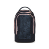 Schulrucksack mit floralem Muster in Dunkelblau und Rosé-Details, frontale Ansicht.