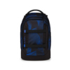 Satch Schulrucksack in Seismic Blue mit geometrischem Design und zwei Frontriemen.
