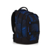 Satch Schulrucksack pack in Seismic Blue, seitliche Ansicht mit geometrischem Muster.