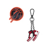 Roter Sneakers-Anhänger und Basketball-Patch für die Anpassung von Rucksäcken.