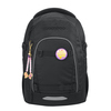 Schwarzer Rucksack mit einem bunten Anhänger und einem runden Patch auf der Vorderseite.