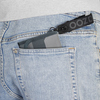 Geldbörse COOCAZOO Dark Race steckt in der Tasche einer Jeans.