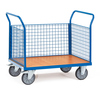 Transportwagen mit Drahtgitter und Holzplatte, zwei Handgriffen und vier Rollen.