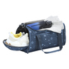 Sporttasche mit Schuhen, Wasserflasche und Kleidung im Hauptfach, blau mit Muster.
