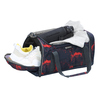 Sporttasche mit Schuhen, Handtuch und Trinkflasche in einer offenen Seitentasche.