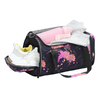Sporttasche mit Inhalt: Schuhe, Handtuch und Flasche, in buntem Design.