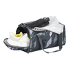 Sporttasche mit Sportbekleidung, Schuhen und Trinkflasche im Hauptfach.