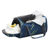 Sporttasche mit Schuhfach, Wasserflasche und Kleidung in verschiedenen Fächern.